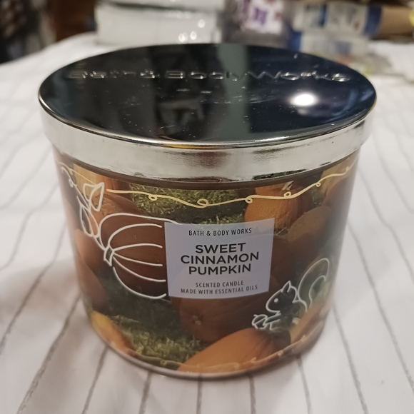 NWT! Bath & Body Works Sweet Cinnamon  Pumpkin 3 Wick Candle - Picture 4 of 5
